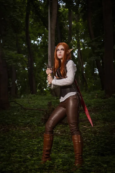 Elfenfrau Lederrüstung Mit Dem Schwert Auf Dem Waldhintergrund Cosplay — Stockfoto