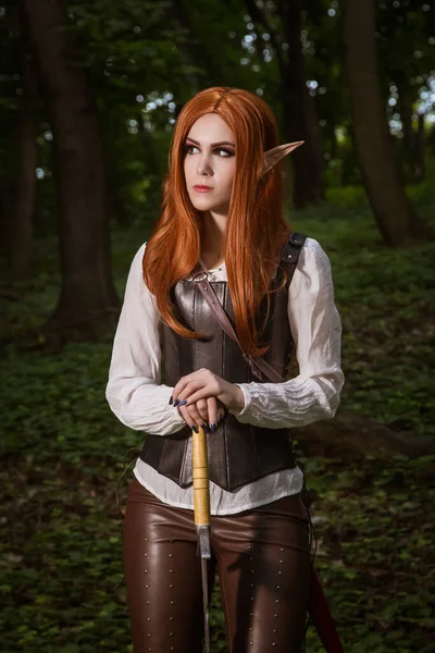 Elfenfrau Lederrüstung Mit Dem Schwert Auf Dem Waldhintergrund Cosplay — Stockfoto