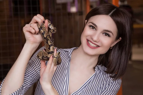 Uma Bela Mulher Morena Está Segurando Uma Cobra Suas Mãos — Fotografia de Stock