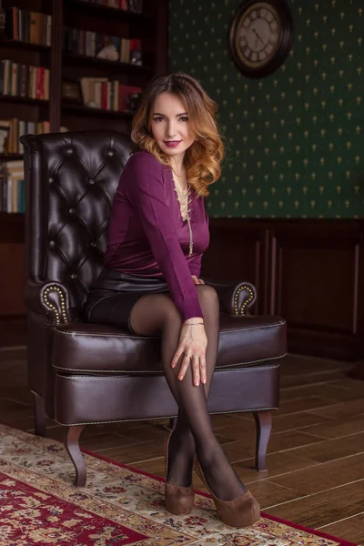 美しい女性は茶色の革の椅子 パーソナルアシスタント 秘書に座っている ビジネスイメージ ちょっとジグライヤット足を上に — ストック写真