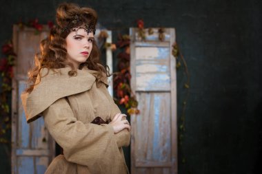 Bir prensesin ortaçağ kıyafeti, bir büyücü, başında taç olan bir cadı. Güzel bir genç kızın portresi, kadınlar. Ciddi, dalgın bir bakış. Peri masalı kostümü.