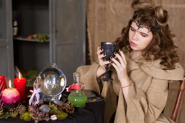 Als Schönes Süßes Teenagermädchen Blickt Die Hexe Mit Einem Trank — Stockfoto