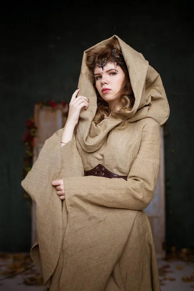 Roupa Medieval Princesa Feiticeira Bruxa Com Capuz Uma Tiara Cabeça — Fotografia de Stock