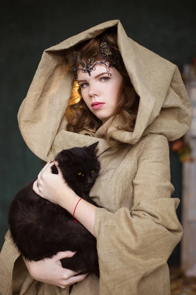 Retrato Uma Menina Mulher Bruxa Adolescente Capuz Com Gato Preto — Fotografia de Stock
