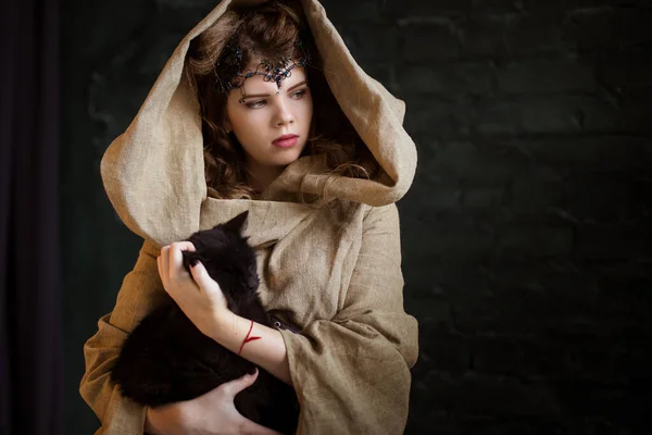 Retrato Una Chica Mujer Bruja Adolescente Una Capucha Con Gato —  Fotos de Stock