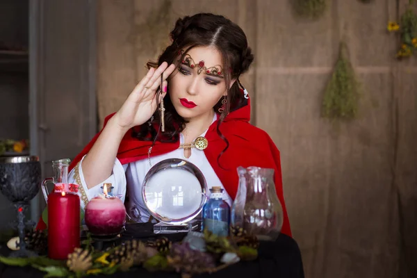 Bir kadın cadıdır, bir büyücü sihirli kristal küreyi tahmin eder..