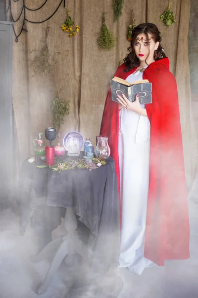 Eine Hexe Liest Ein Magisches Zauberbuch Ein Tisch Mit Einer — Stockfoto