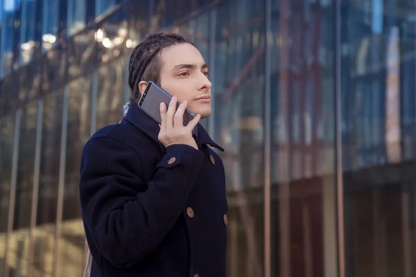 Hombre Con Rastas Hablando Teléfono Inteligente Teléfono Fondo Edificio Cristal —  Fotos de Stock