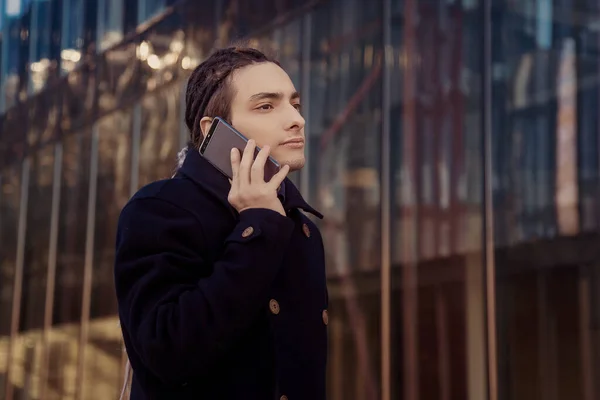 Hombre Con Rastas Hablando Teléfono Inteligente Teléfono Fondo Edificio Cristal —  Fotos de Stock