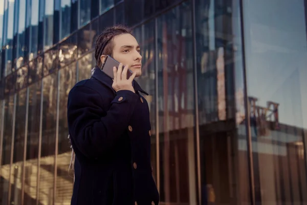 Hombre Con Rastas Hablando Teléfono Inteligente Teléfono Fondo Edificio Cristal —  Fotos de Stock