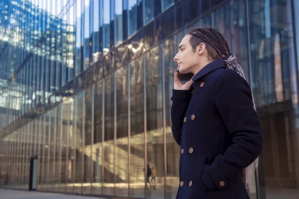 Hombre Con Rastas Hablando Teléfono Inteligente Teléfono Fondo Edificio Cristal —  Fotos de Stock