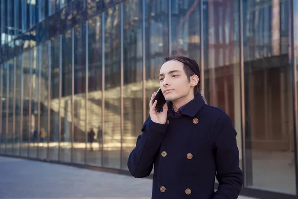 Ένας Άνθρωπος Dreadlocks Μιλάμε Ένα Smartphone Τηλέφωνο Στο Παρασκήνιο Ενός — Φωτογραφία Αρχείου