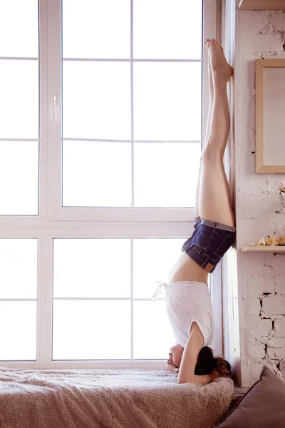 Young Attractive Woman Practicing Yoga Standing Salamba Sirsasana Exercise Headstand — Stock Photo, Image