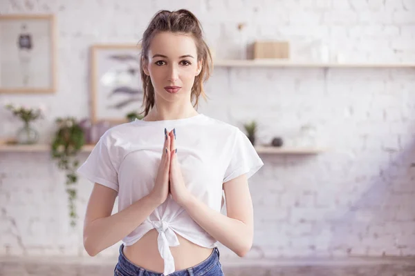 Linda Jovem Caucasiana Mãos Dadas Namaste Oração Praticando Ioga Meditando — Fotografia de Stock