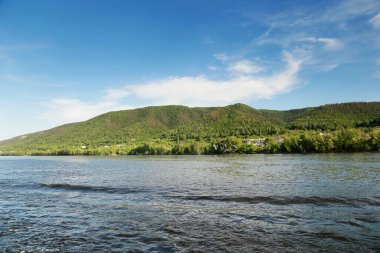Volga Nehri 'nden Zhiguli Dağları' ndaki Rus manzarası. Tepeler yaprak döken ormanlarla kaplıydı..
