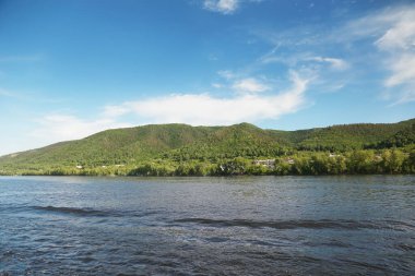Volga Nehri 'nden Zhiguli Dağları' ndaki Rus manzarası. Tepeler yaprak döken ormanlarla kaplıydı..