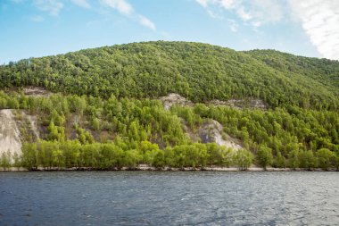 Volga Nehri 'nden Zhiguli Dağları' ndaki Rus manzarası. Tepeler yaprak döken ormanlarla kaplıydı..