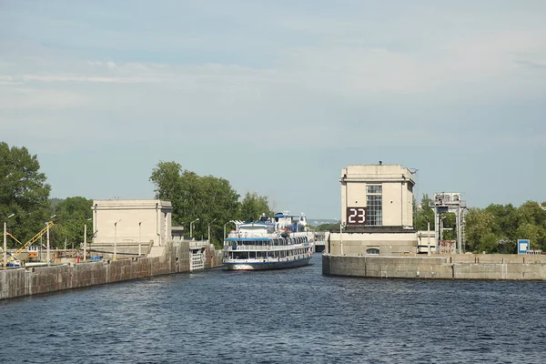 Samara Russia May 2018 伏尔加河上的水电站 亚历山大 内夫斯基号汽船河流上的闸门 — 图库照片