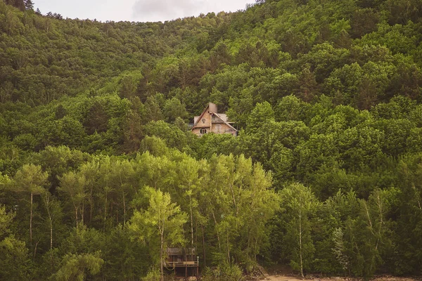 Yazlık Yalnız Bir Nehir Kıyısındaki Bir Kulübe Ormanda Bir Uçurumda — Stok fotoğraf