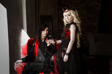 Gotik aristokrat, bir vampir bir kadının elini tutar. Şeytanın prensesi. Görsel Kei, aristokrat. Peri masalı, hayal..