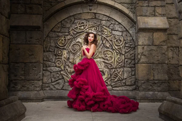 Uma Mulher Bonita Uma Rainha Vestido Luxuoso Vermelho Está Fundo — Fotografia de Stock