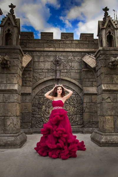 Uma Mulher Bonita Uma Rainha Vestido Luxuoso Vermelho Está Fundo — Fotografia de Stock