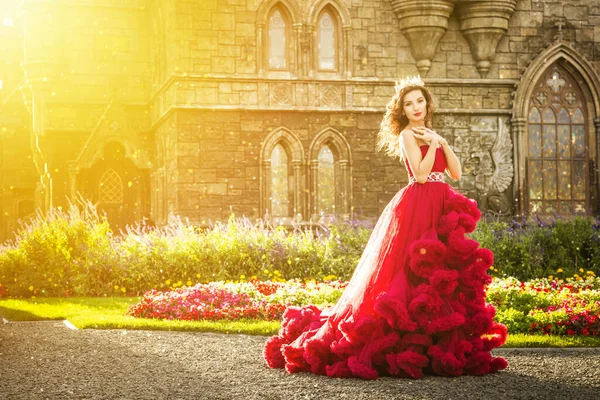 Uma Mulher Bonita Uma Rainha Vestido Luxuoso Borgonha Caminha Longo — Fotografia de Stock