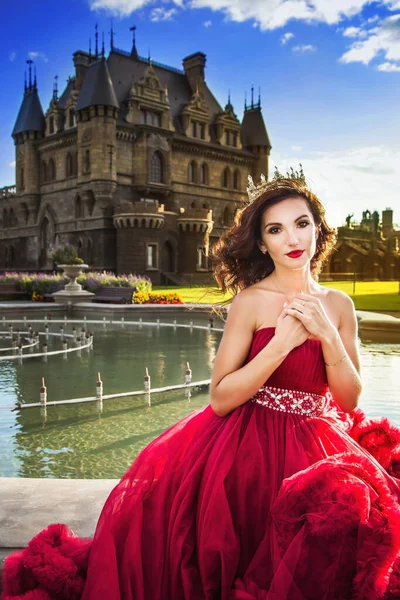 Uma Mulher Bonita Uma Princesa Vestido Luxuoso Vermelho Senta Perto — Fotografia de Stock