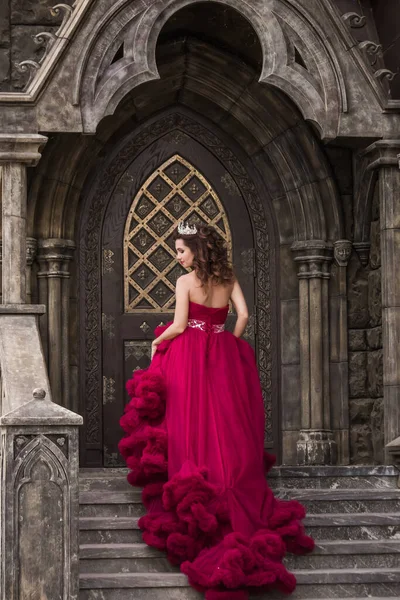 Beautiful Woman Queen Red Dress Stands Background Medieval Gothic Door — Stock Photo, Image