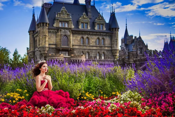 Uma Mulher Bonita Uma Princesa Vestido Vermelho Senta Perto Jardim — Fotografia de Stock