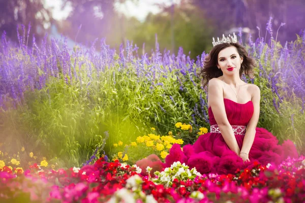 Uma Mulher Bonita Uma Princesa Vestido Vermelho Senta Perto Jardim — Fotografia de Stock