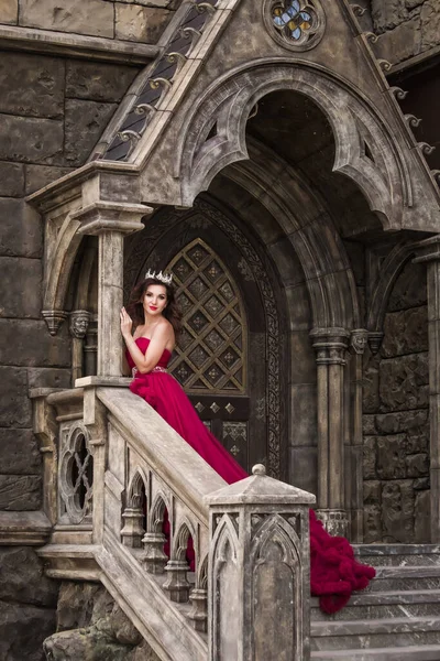 Uma Mulher Bonita Uma Rainha Vestido Vermelho Está Fundo Uma — Fotografia de Stock