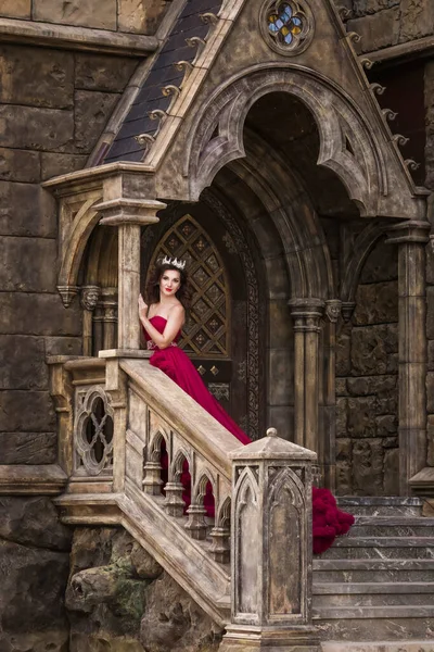 Uma Mulher Bonita Uma Rainha Vestido Vermelho Está Fundo Uma — Fotografia de Stock