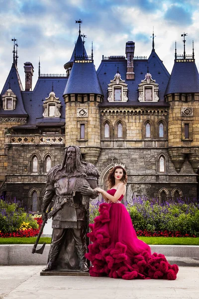 Uma Mulher Bonita Uma Rainha Vestido Lindo Borgonha Fica Escultura — Fotografia de Stock