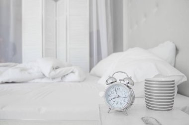 Sabah 8 'de çalar saat. Uyanmak için. Beyaz yatak odası. İzle ve gör. Günaydın.