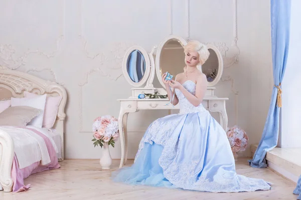 Piękna Młoda Blondynka Siedzi Przy Toaletce Trzyma Niebieską Maskę Ubraną — Zdjęcie stockowe