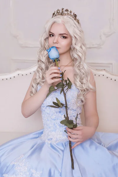 Egy Elbűvölő Lány Egy Szőke Koronában Egy Kék Rózsát Tart — Stock Fotó