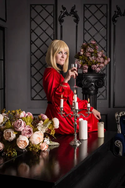 Mooie Blonde Vrouw Zittend Bank Gekleed Een Luxe Dure Rode — Stockfoto