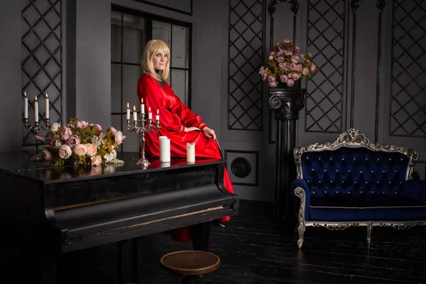Schöne Blonde Frau Sitzt Auf Der Couch Sie Trägt Ein — Stockfoto