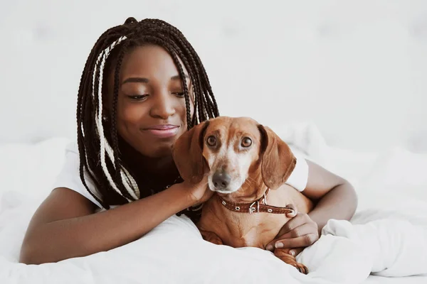 Seorang Wanita Cantik Afrika Terletak Perutnya Tempat Tidur Dengan Anjing — Stok Foto