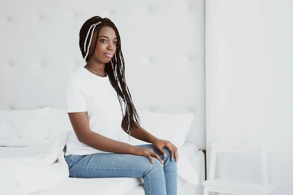 Krásná Afričanka Sedí Kraji Postele Bílé Ložnici Dívka Oblečená Těsných — Stock fotografie