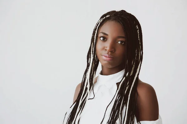 Portrait Une Belle Femme Noire Souriante Nigeria Avec Des Nattes — Photo