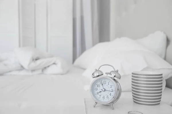 Reloj Despertador Las Para Despertar Dormitorio Blanco Mira Taza Buenos — Foto de Stock