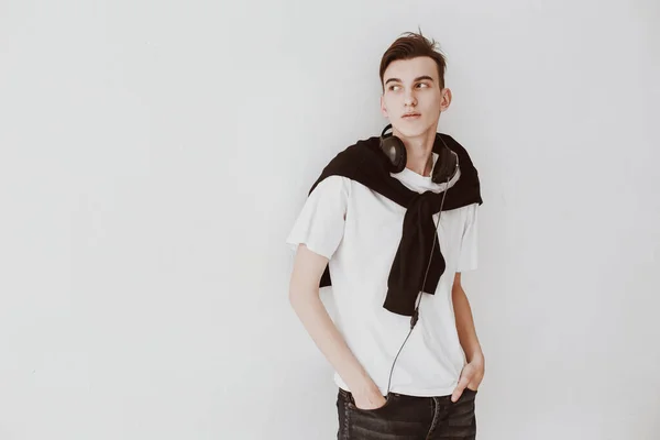 Joven Apuesto Hombre Apoyó Espalda Contra Pared Usando Una Camiseta — Foto de Stock