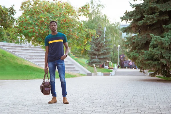 Чорний Хлопець Чоловік Стоїть Парку Вулиці Тримаючи Сумку Руці Міленіум — стокове фото