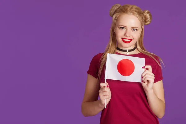 Mulher Loira Bonita Segurando Uma Bandeira Japão Suas Mãos Fundo — Fotografia de Stock