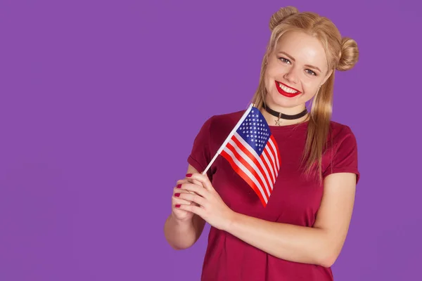 Красивая Блондинка Флагом Америки Руках Фиолетовом Фоне Изучение Иностранного Языка — стоковое фото