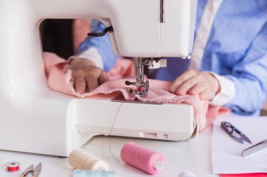 Dikiş makinesine terzinin yakın çekim görüntüsü. Dikiş makinesi.