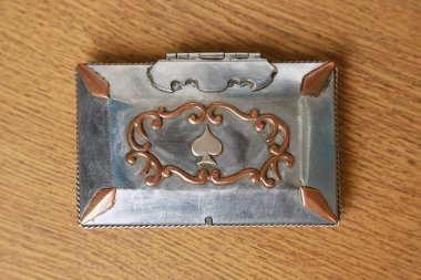 Rusya, Samara - 26 Temmuz 2018. Eski gümüş bir sigara tabakası, sigara kutusu. Alışılmadık bir şekil, bir oyun kartı, bir as işareti..