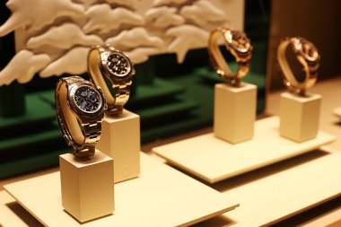 Moskova, Rusya - 6 Ocak 2019 Rolex Showcase. Kızıl Meydan 'daki GUM alışveriş merkezinden alışveriş. Pahalı bir platin saat, pahalı bir Noel hediyesi..